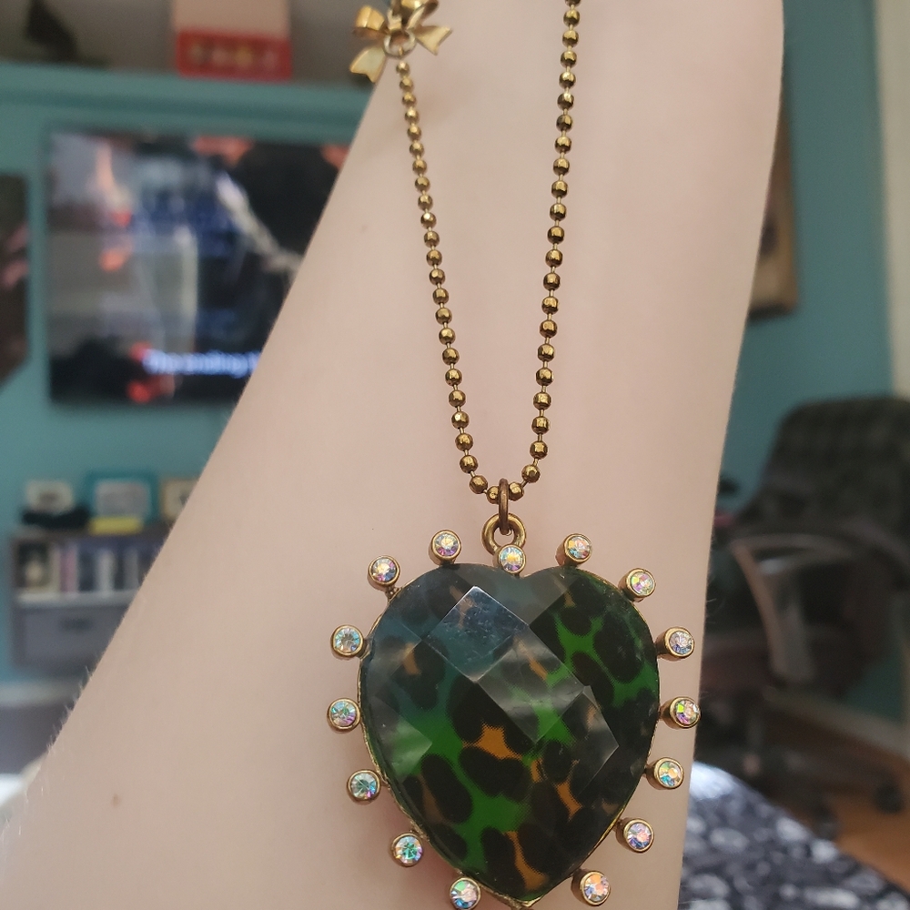 Elegant Gold and Green Heart Pendant Necklace
